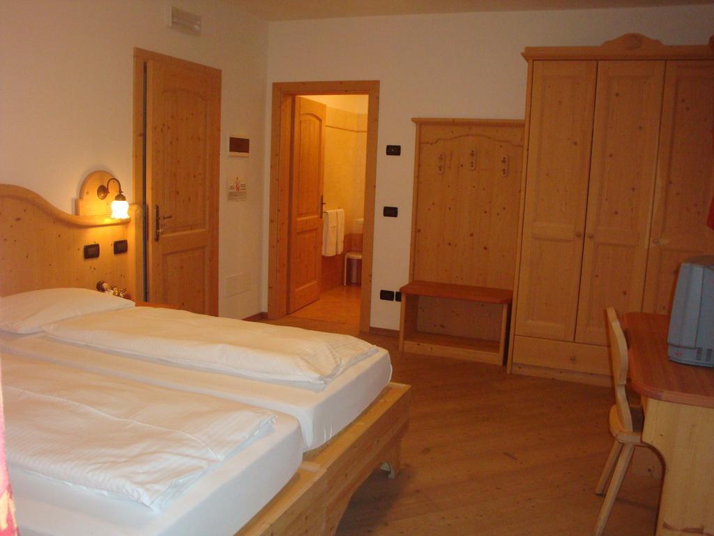 Agritur Cornasest Panzió Breguzzo Szoba fotó